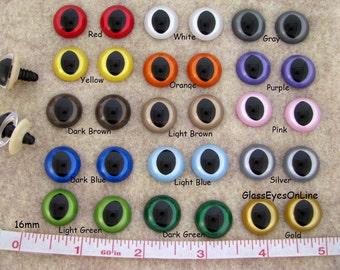 Op de afbeelding: Een verzameling kleurrijke plastic knutselogen in verschillende kleuren, waaronder rood, geel, oranje, donkerbruin, donkerblauw, lichtgroen en goud. De ogen zijn 16 mm groot en liggen op een beige ondergrond.