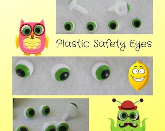Op de afbeelding: Assortiment van plastic veiligheidsogen in verschillende maten met groene iris en zwarte pupillen. De ogen bevinden zich op een witte achtergrond met enkele voorbeelden van hoe ze kunnen worden gebruikt. De tekst "Plastic Safety Eyes" is in het zwart geschreven.