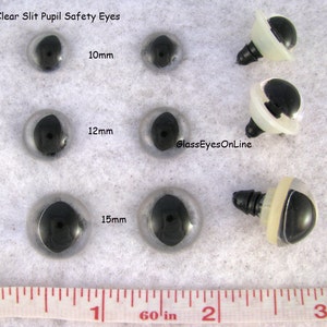 Op de afbeelding: Assortiment van heldere kunststof veiligheidsogen met zwarte spleetpupillen. De ogen zijn verkrijgbaar in drie maten: 10 mm, 12 mm en 15 mm. De ogen hebben een heldere kunststof koepel en een zwarte kunststof achterkant met een pen om aan een project te bevestigen.