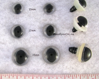 Op de afbeelding: Assortiment van heldere kunststof veiligheidsogen met zwarte spleetpupillen. De ogen zijn verkrijgbaar in drie maten: 10 mm, 12 mm en 15 mm. De ogen hebben een heldere kunststof koepel en een zwarte kunststof achterkant met een pen om aan een project te bevestigen.
