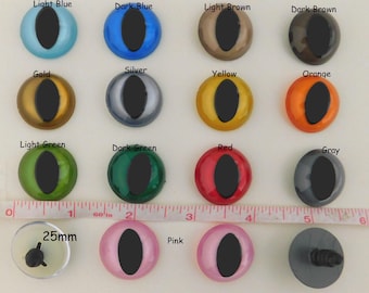 Op de afbeelding: Assortiment van 14 kleuren plastic veiligheidsogen voor knutselen, met een diameter van 25 mm. De kleuren omvatten lichtblauw, donkerblauw, lichtbruin, donkerbruin, goud, zilver, geel, oranje, lichtgroen, donkergroen, rood, grijs en roze.