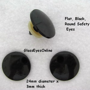 以下が含まれることがあります： 黒色のプラスチック製の安全な目、直径24mm、厚さ3mmの3つ。平らな、黒色の、丸い安全な目。GlassEyesOnline.