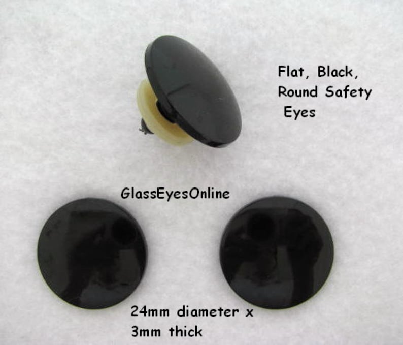 以下が含まれることがあります： 黒色のプラスチック製の安全な目、直径24mm、厚さ3mmの3つ。平らな、黒色の、丸い安全な目。GlassEyesOnline.