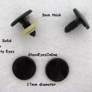 以下が含まれることがあります： 黒色のプラスチック製の安全な目、直径17mm、厚さ3mm。目は平らで、中身が詰まっています。GlassEyesOnline.
