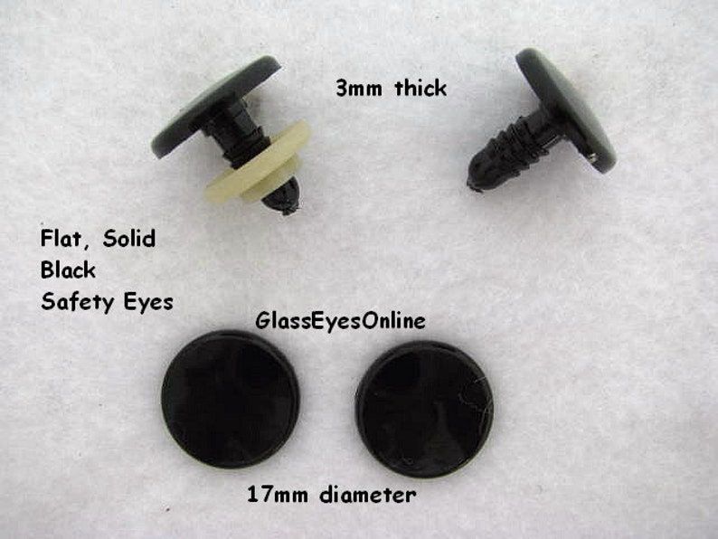 以下が含まれることがあります： 黒色のプラスチック製の安全な目、直径17mm、厚さ3mm。目は平らで、中身が詰まっています。GlassEyesOnline.