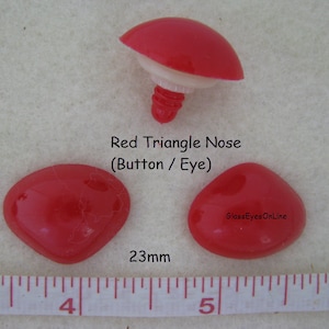 Pode incluir: Nariz de pl&aacute;stico vermelha em forma de tri&acirc;ngulo para artesanato, medindo 23 mm de largura. O nariz &eacute; mostrado ao lado de uma r&eacute;gua para refer&ecirc;ncia de tamanho. GlassEyesOnline.