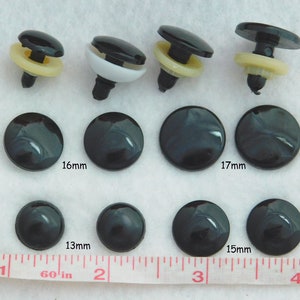 以下が含まれることがあります： 13mmから17mmまでのサイズ展開の、クラフト用の黒いプラスチック製安全アイの詰め合わせ。アイはフラットな背面と、布地に付けるためのワッシャーが付いています。