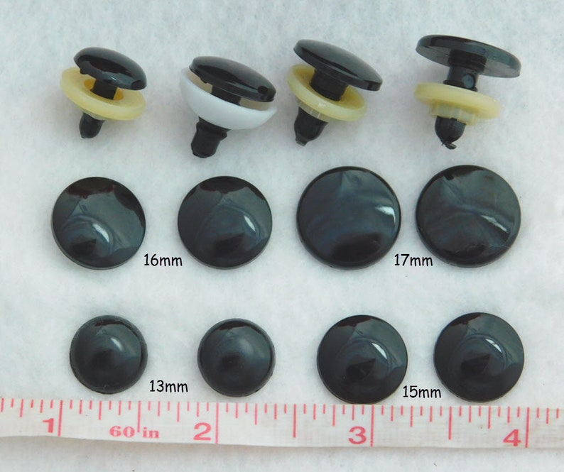 以下が含まれることがあります： 13mmから17mmまでのサイズ展開の、クラフト用の黒いプラスチック製安全アイの詰め合わせ。アイはフラットな背面と、布地に付けるためのワッシャーが付いています。