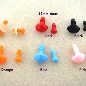 Puede incluir: Surtido de ojos de seguridad de plástico para manualidades, disponibles en seis colores: negro, rojo, naranja, azul, rosa y blanco. Los ojos vienen en dos tamaños: 12 mm y 6 mm.