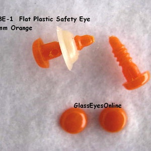 K&ouml;nnte beinhalten: Orangefarbene Kunststoff-Sicherheitsaugen, 6 mm gro&szlig;, mit flachem R&uuml;cken und Schraubstift. Die Augen sind auf einer wei&szlig;en Oberfl&auml;che abgebildet. RBE-1 Flaches Kunststoff-Sicherheitsauge 6 mm Orange GlassEyesOnline