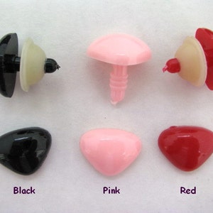 Pode incluir: Seis olhos de seguran&ccedil;a de pl&aacute;stico para animais de pel&uacute;cia em preto, rosa e vermelho. Os olhos t&ecirc;m formas diferentes, incluindo redonda, oval e triangular.