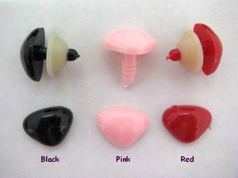 Pode incluir: Seis olhos de seguran&ccedil;a de pl&aacute;stico para animais de pel&uacute;cia em preto, rosa e vermelho. Os olhos t&ecirc;m formas diferentes, incluindo redonda, oval e triangular.