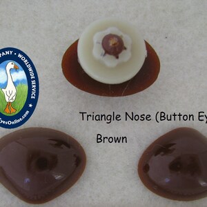 Pode incluir: Dois olhos de bot&atilde;o de nariz triangular castanhos para artesanato.  A SMALL TOWN COMPANY WORLDWIDE SERVICE GlassEyesOnline.com