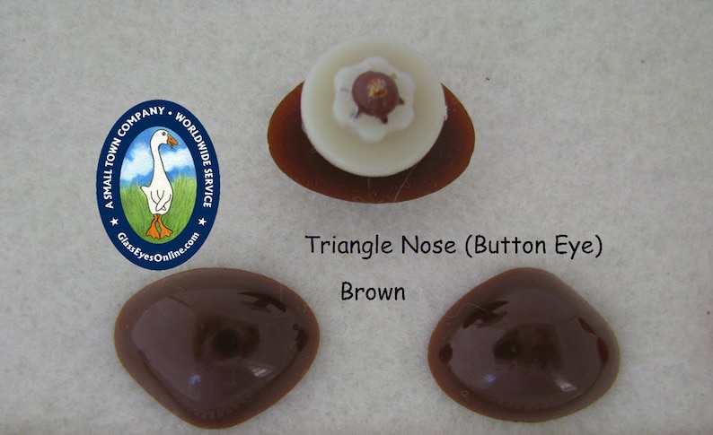 Pode incluir: Dois olhos de bot&atilde;o de nariz triangular castanhos para artesanato.  A SMALL TOWN COMPANY WORLDWIDE SERVICE GlassEyesOnline.com