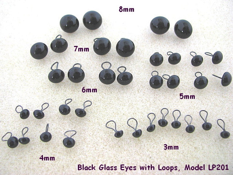 K&ouml;nnte beinhalten: Verschiedene Gr&ouml;&szlig;en schwarzer Glasaugen mit Schlaufen, Modell LP201, in den Gr&ouml;&szlig;en 3mm, 4mm, 5mm, 6mm, 7mm und 8mm. Diese gl&auml;nzenden, runden Augen eignen sich ideal f&uuml;r Bastelarbeiten und Puppenherstellung.