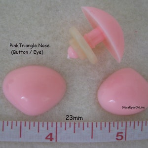 Pode incluir: Bot&otilde;es de nariz triangulares cor-de-rosa para artesanato, medindo 23 mm. Esses bot&otilde;es de pl&aacute;stico s&atilde;o ideais para adicionar um toque charmoso a animais de pel&uacute;cia, bonecas e outros projetos.