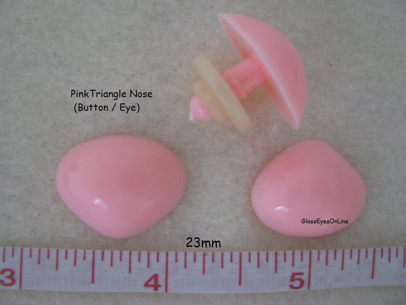 Pode incluir: Bot&otilde;es de nariz triangulares cor-de-rosa para artesanato, medindo 23 mm. Esses bot&otilde;es de pl&aacute;stico s&atilde;o ideais para adicionar um toque charmoso a animais de pel&uacute;cia, bonecas e outros projetos.