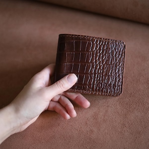 Portafoglio in pelle marrone con stampa coccodrillo - Design ORSI fatto a mano - 5 scomparti per carte e 1 tasca per contanti - Regalo perfetto per uomo