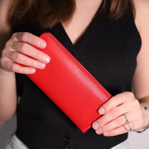Cartera de piel roja para mujer / 8 ranuras para tarjetas, bolsillo para monedas y 2 compartimentos para efectivo / Diseño hecho a mano listo para regalar