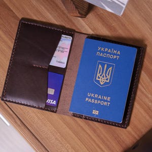 Portapassaporto in pelle marrone fatto a mano con scomparti per carte e documenti – Custodia da viaggio minimalista, portafoglio da viaggio in pelle ORSI