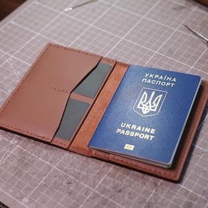 Portapassaporto in pelle marrone fatto a mano con scomparti per carte e documenti – Custodia da viaggio minimalista, portafoglio da viaggio in pelle ORSI