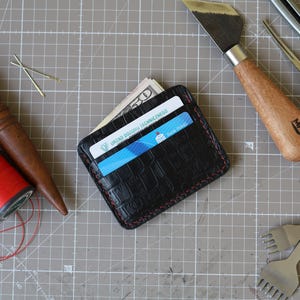 Tarjetero de piel con relieve de cocodrilo negro: billetera delgada minimalista, billetera compacta de piel auténtica para tarjetas y efectivo, regalo perfecto