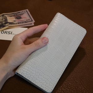 Cartera de piel blanca con relieve de cocodrilo / 8 ranuras para tarjetas, bolsillo para monedas y 2 compartimentos para efectivo / Diseño hecho a mano listo para regalar