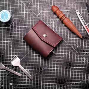 Mini billetera de cuero burdeos: diseño delgado y elegante para mujeres; compacta, perfecta para bolsos pequeños, se adapta a tarjetas y efectivo