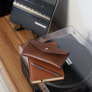 Cartera de piel marrón ORSI Maxi: 8 ranuras para tarjetas, bolsillo para monedas con cremallera, compartimentos para efectivo, cierre a presión, ideal para regalar