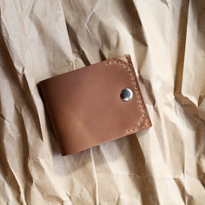 Minimalistische Herren Leder Geldbörse - Braun | Kompakt 8 x 10 cm | Bargeld & Kartenhalter mit Druckknopfverschluss