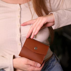 Cartera minimalista de piel auténtica marrón: diseño unisex con ranuras para tarjetas, compartimento para efectivo y bolsillo para monedas