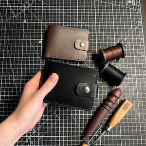 Carteira de couro preta masculina, tamanho mini – Carteira ORSI feita à mão com 6 compartimentos para cartão e bolso para dinheiro – Presente perfeito para homens