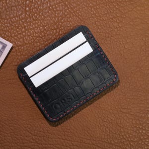 Schwarzer Kartenhalter aus Leder mit Krokoprägung - Minimalistische schlanke Brieftasche, kompakte Geldbörse aus echtem Leder für Karten und Bargeld, perfektes Geschenk