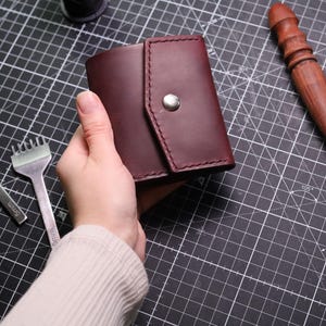 Cartera de piel color burdeos: diseño compacto para mujer, perfecta para bolsos pequeños: elegante, fina y práctica para llevar tarjetas y dinero en efectivo