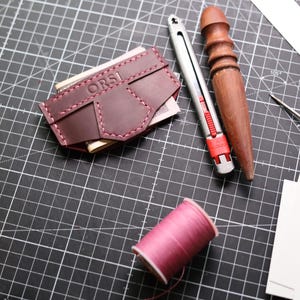 Unterwäsche Bordeauxrot - Kartenhalter für Bargeld und Karten - Lustiges Geschenk für Freunde, Einzigartiges Gag-Geschenk, Praktisches Portemonnaie für Minimalisten