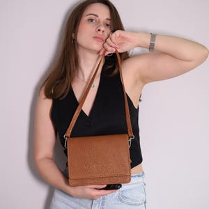 Einzigartige strukturierte braune Ledertasche - Schulter & Crossbody mit kurzen und langen Riemen aus einzigartigem Leder - Nur eine weltweit
