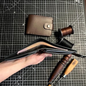 Carteira masculina de couro marrom escuro, tamanho mini – Carteira ORSI feita à mão com 6 compartimentos para cartão e bolso para dinheiro – Presente perfeito para homens