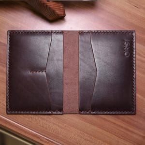 Portapassaporto in pelle marrone con scomparti per carte – Portafoglio da viaggio fatto a mano, due porta carte, portapassaporto in pelle minimalista ORSI
