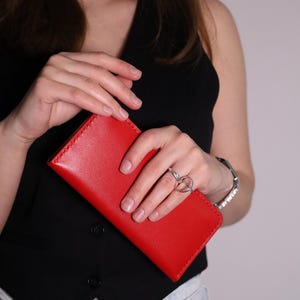 Cartera de piel roja para mujer / 8 ranuras para tarjetas, bolsillo para monedas y 2 compartimentos para efectivo / Diseño hecho a mano listo para regalar
