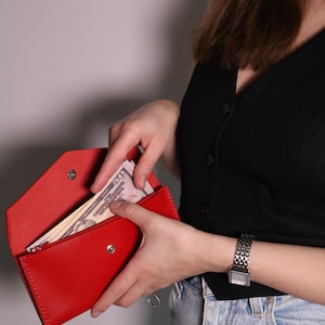 Cartera de piel roja para mujer: elegante, práctica y el regalo perfecto para San Valentín