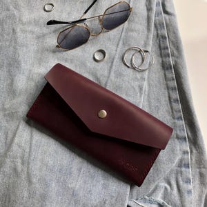Portafoglio in pelle Crazy Horse bordeaux per donna: elegante, pratico e il regalo perfetto per San Valentino