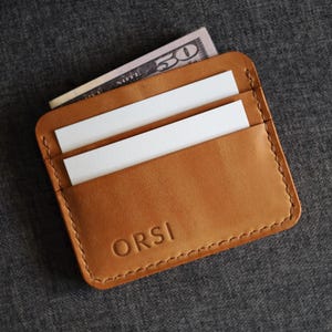 Karamellfarbener Kartenhalter aus Crazy Horse Leder - Handgemachtes Vintage Portemonnaie im schlanken Design für Karten & Bargeld