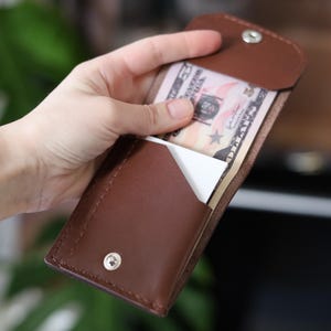 Cartera minimalista de piel para hombre, color marrón, compacta, 8 x 10 cm, con cierre a presión para guardar billetes y tarjetas