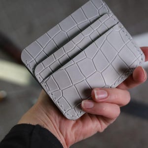 Weißer Kartenhalter aus Leder mit Krokoprägung - Minimalistische schlanke Brieftasche, kompakte Echtleder-Brieftasche für Karten und Bargeld, perfektes Geschenk