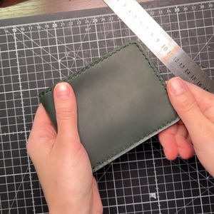 マットグリーンのクレイジーホースレザーウォレットORSI - ハンドメイド、カードスロット8つとキャッシュポケット付き - 男性へのプレゼントに最適