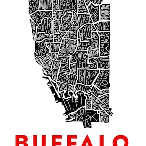 Peut inclure: Carte en noir et blanc de Buffalo, New York, avec les noms des quartiers dans une police stylisée. Le mot "BUFFALO" est imprimé en grandes lettres rouges en bas. Une œuvre d'art unique.