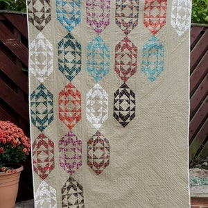 Chandelier - A Fat Quarter friendly quilt pattern, quilt pattern pdf download, pdf pattern, for fat quarters, christmas quilt, holiday quilt