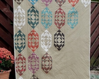 Chandelier - A Fat Quarter friendly quilt pattern, quilt pattern pdf download, pdf pattern, for fat quarters, christmas quilt, holiday quilt