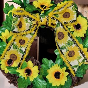 Decoración de puerta con corona de girasoles que se ilumina