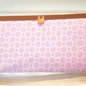 Cartera de mano Diva con diseño de remolino rosa